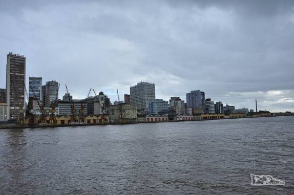 A cidade de Porto Alegre, a capital do Rio Grande do Sul. vista do barco em que navegávamos pelo lago Guaíba